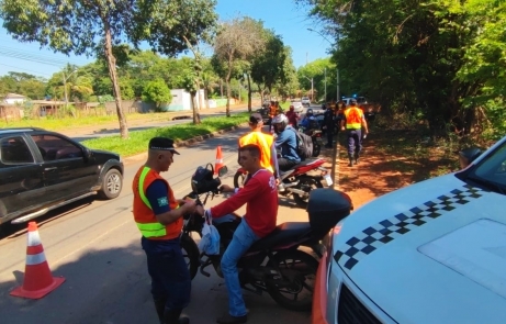 Prefeitura realiza blitz educativa para motociclistas sobre os perigos da direção em período chuvoso